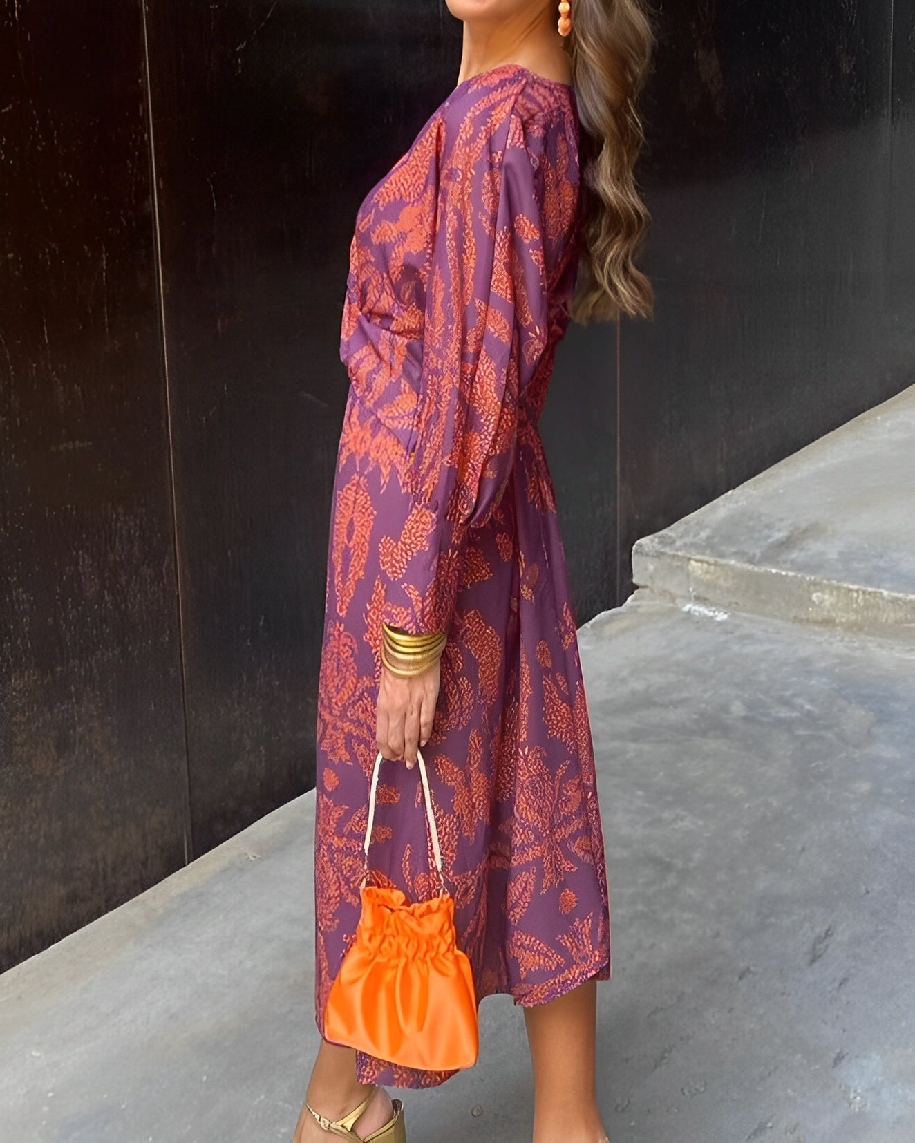 Elegant midi dress with tie and leaf pattern