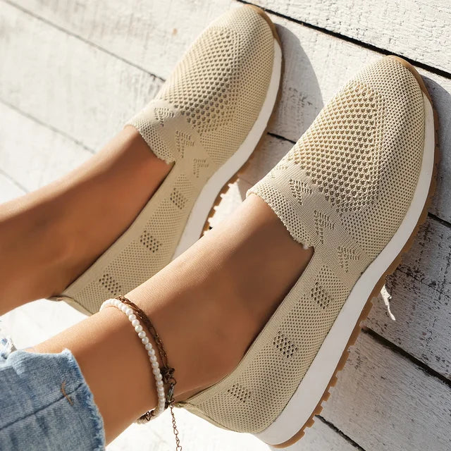 Czarne slip-on z dzianiny z białą podeszwą