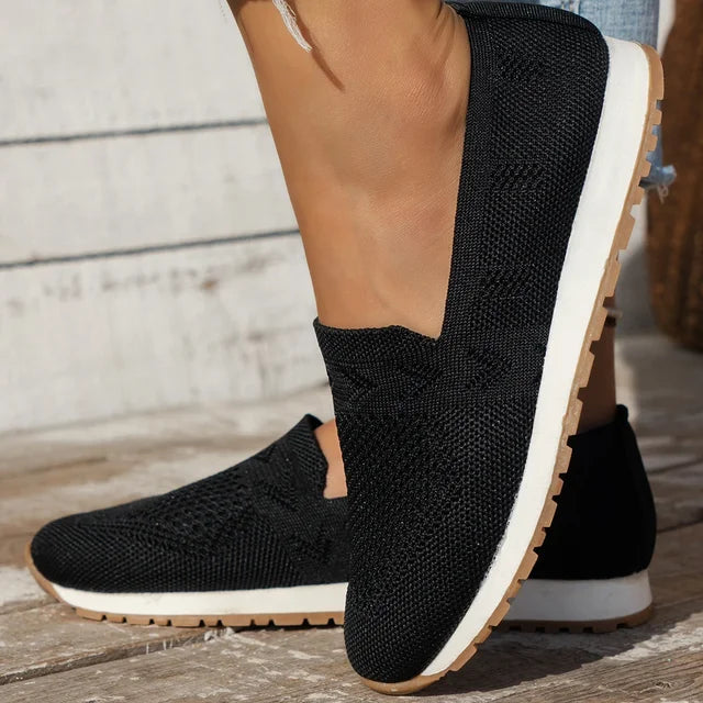 Czarne slip-on z dzianiny z białą podeszwą