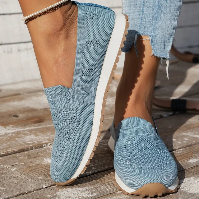 Czarne slip-on z dzianiny z białą podeszwą