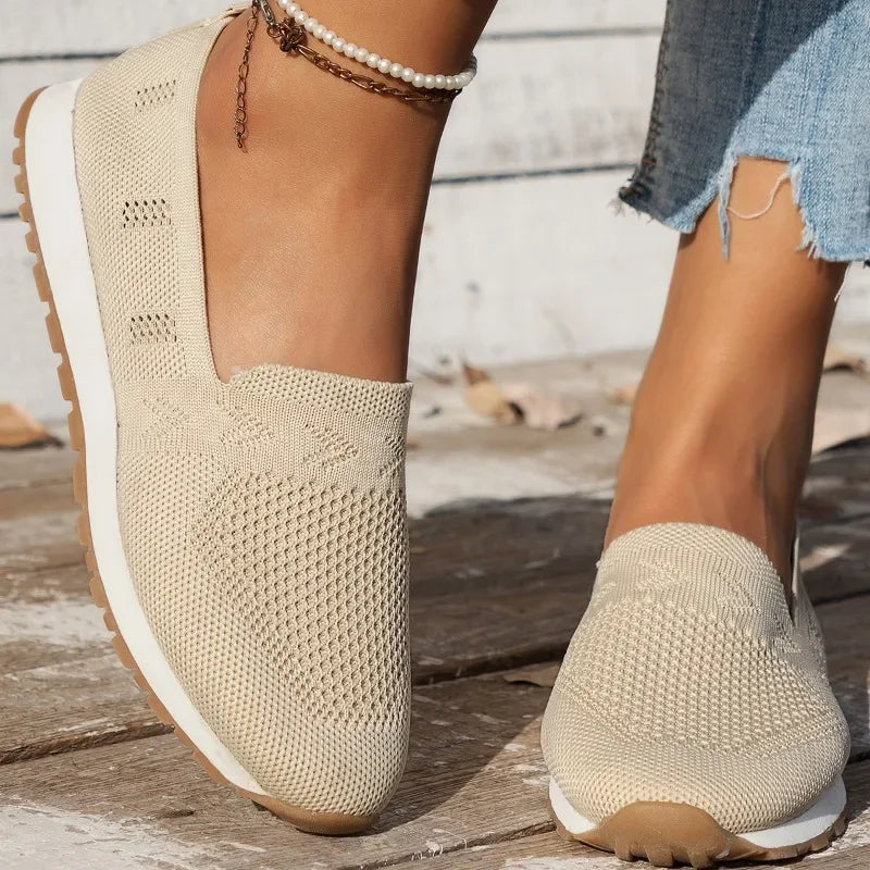 Czarne slip-on z dzianiny z białą podeszwą