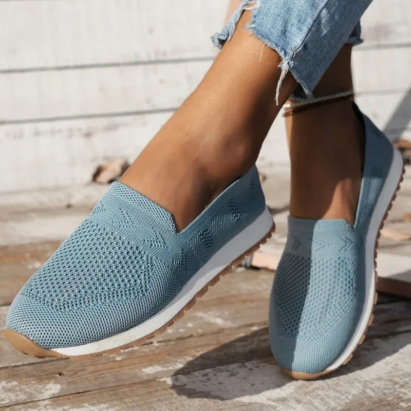 Czarne slip-on z dzianiny z białą podeszwą