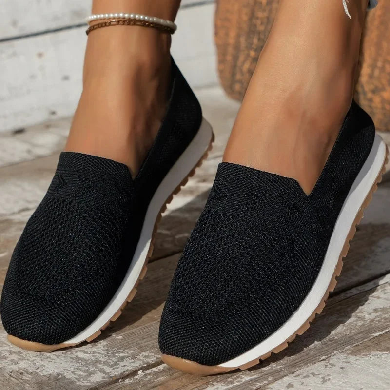 Czarne slip-on z dzianiny z białą podeszwą