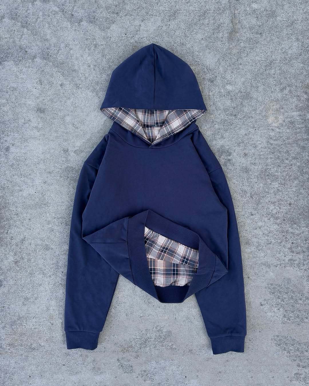 Damska bluza z kapturem z nowoczesnym wzorem w kratę Eloura-Moda
