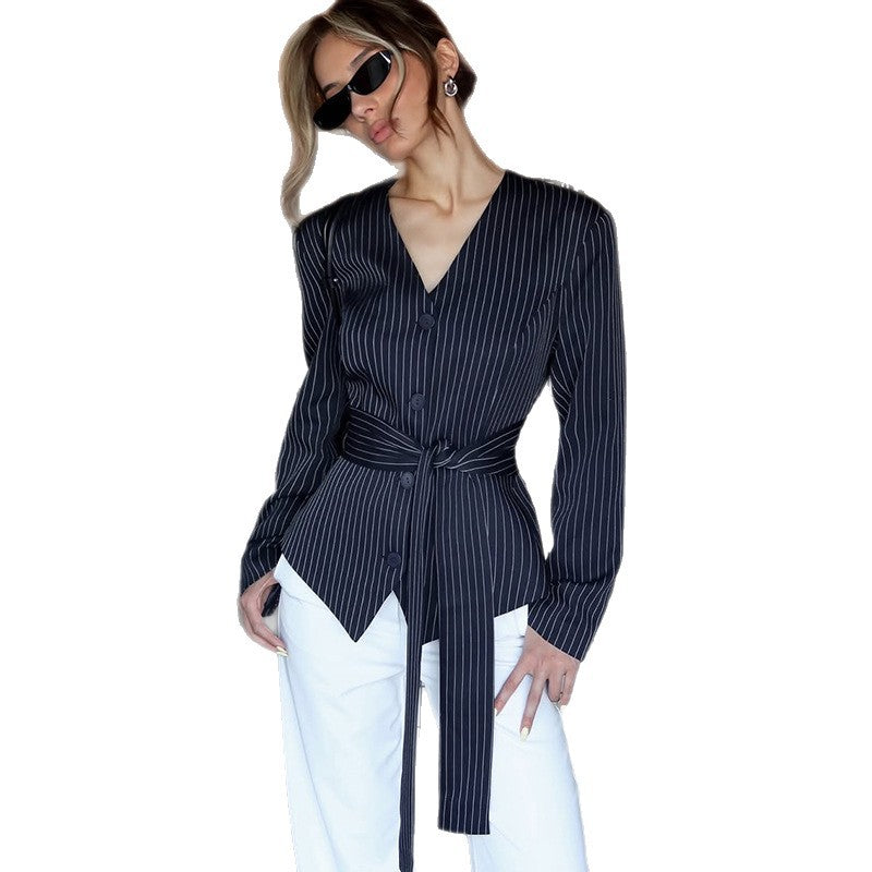Damska bluzka w styluwrap z detalami z guzikami Eloura-Moda