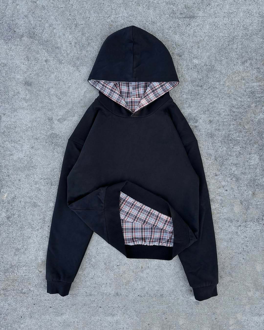 Damska bluza z kapturem z nowoczesnym wzorem w kratę Eloura-Moda