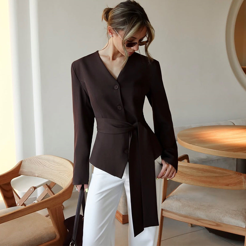 Damska bluzka w styluwrap z detalami z guzikami Eloura-Moda