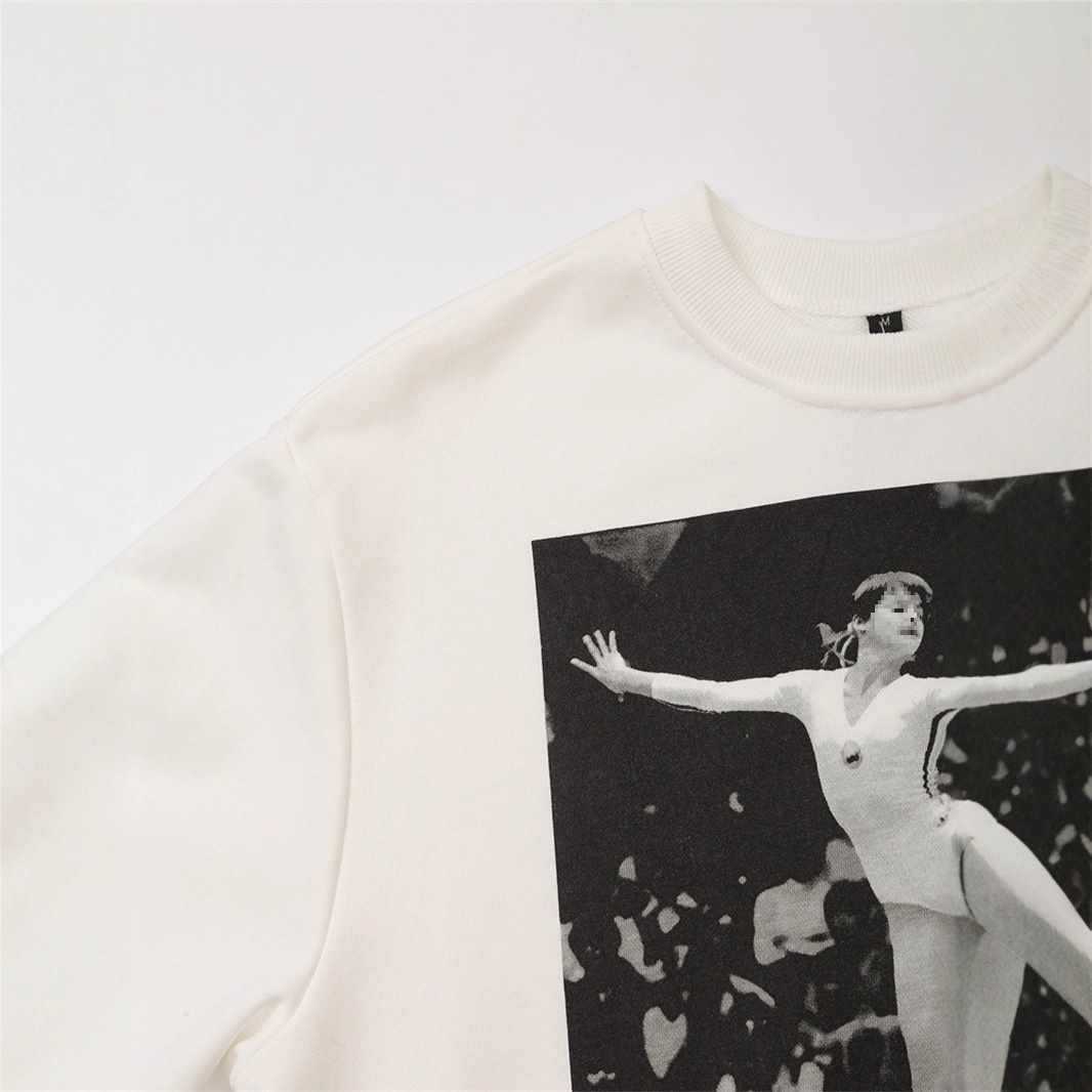 Damska bluza z nostalgicz printem sportowym Eloura-Moda