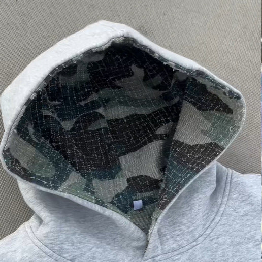 Damska bluza z kapturem z nowoczesnym camouflage wewnętrznym Eloura-Moda