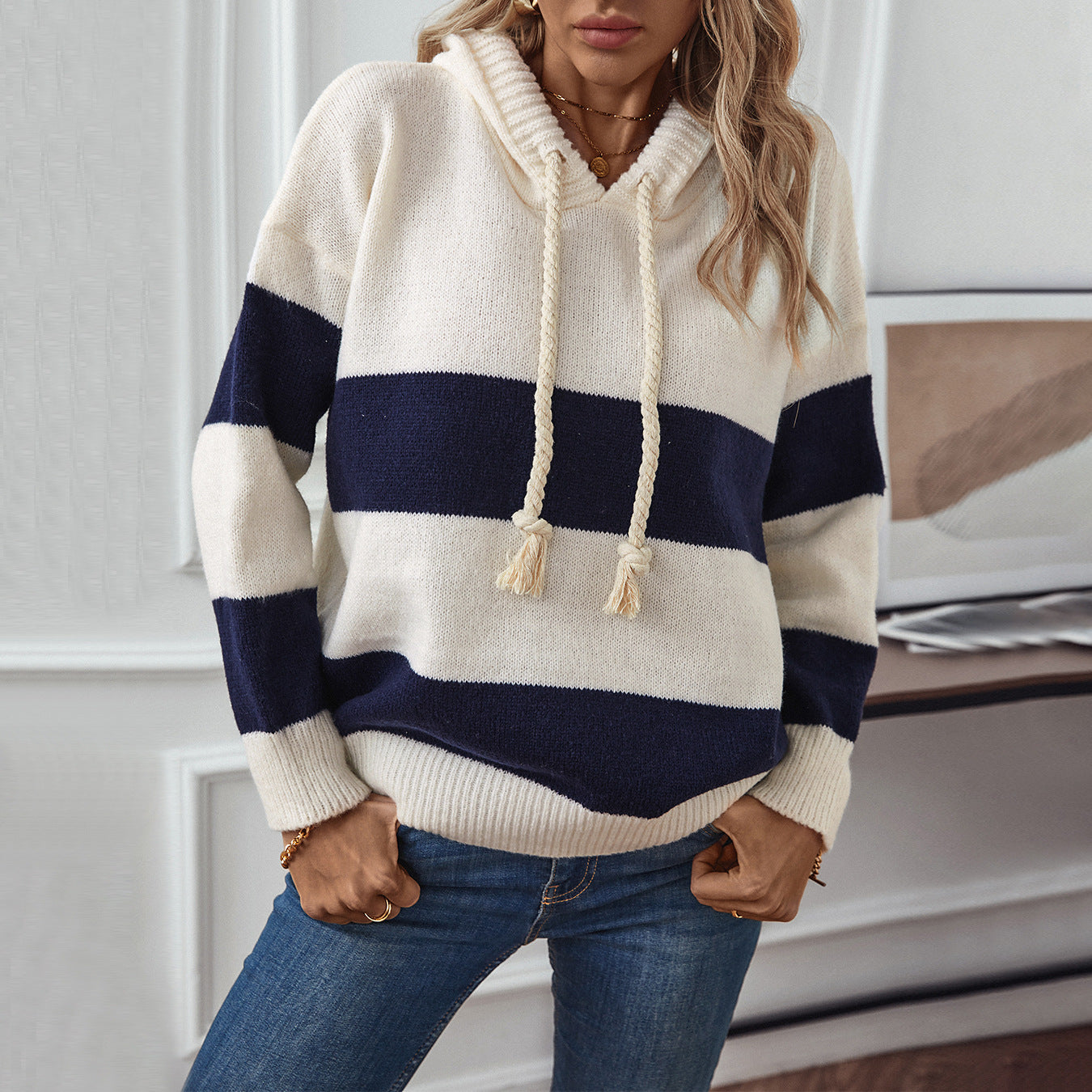 Damska bluza z kapturem w szerokie paski i miękkiego materiału Eloura-Moda