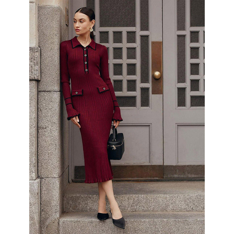 Sukienka etui dla kobiet z delikatnym wzorem prążkowanym i dekoracyjnymi detalami guzików Eloura-Moda