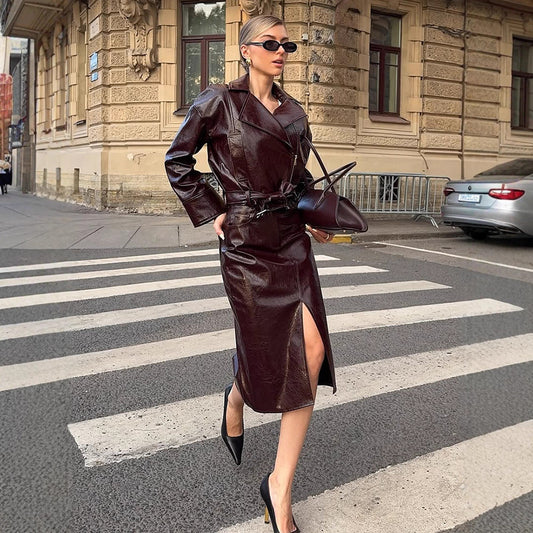 Sukienka skórzana inspirowana Damenatelier z taliowanym krojem i eleganckim paskiem Eloura-Moda
