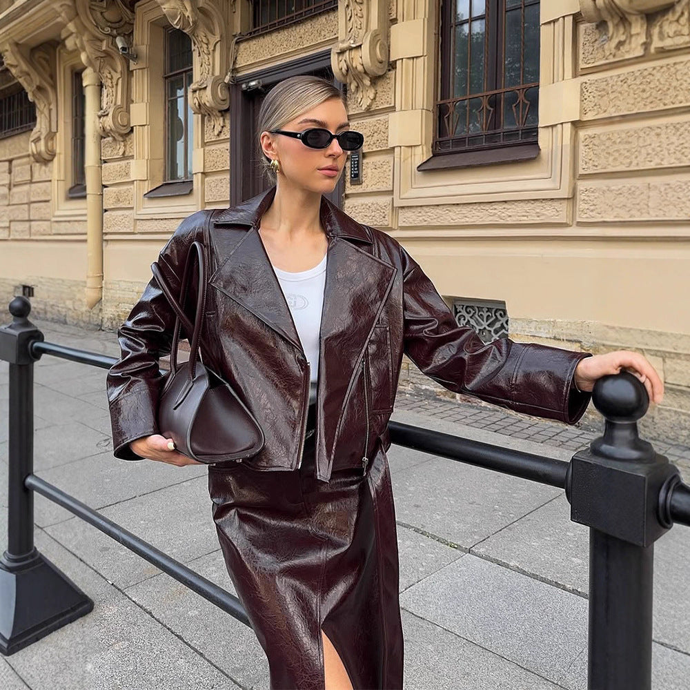 Sukienka skórzana inspirowana Damenatelier z taliowanym krojem i eleganckim paskiem Eloura-Moda