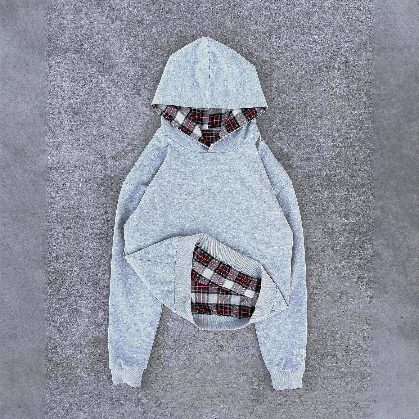 Damska bluza z kapturem z nowoczesnym wzorem w kratę Eloura-Moda