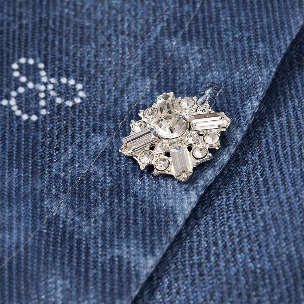 Sukienka dżinsowa dla kobiet z charakterystycznym wzorem i eleganckimi detalami guzików Eloura-Moda