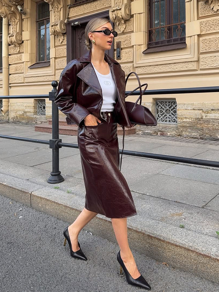 Sukienka skórzana inspirowana Damenatelier z taliowanym krojem i eleganckim paskiem Eloura-Moda