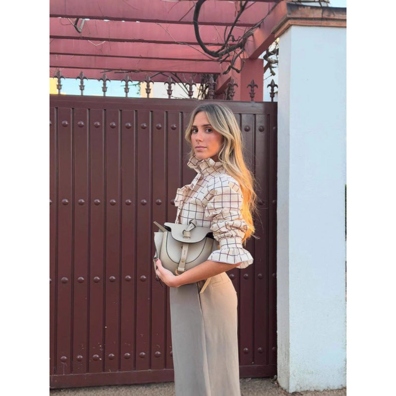 Damska bluzka w kratkę z detalami falbanek i zapięciem na guziki Eloura-Moda