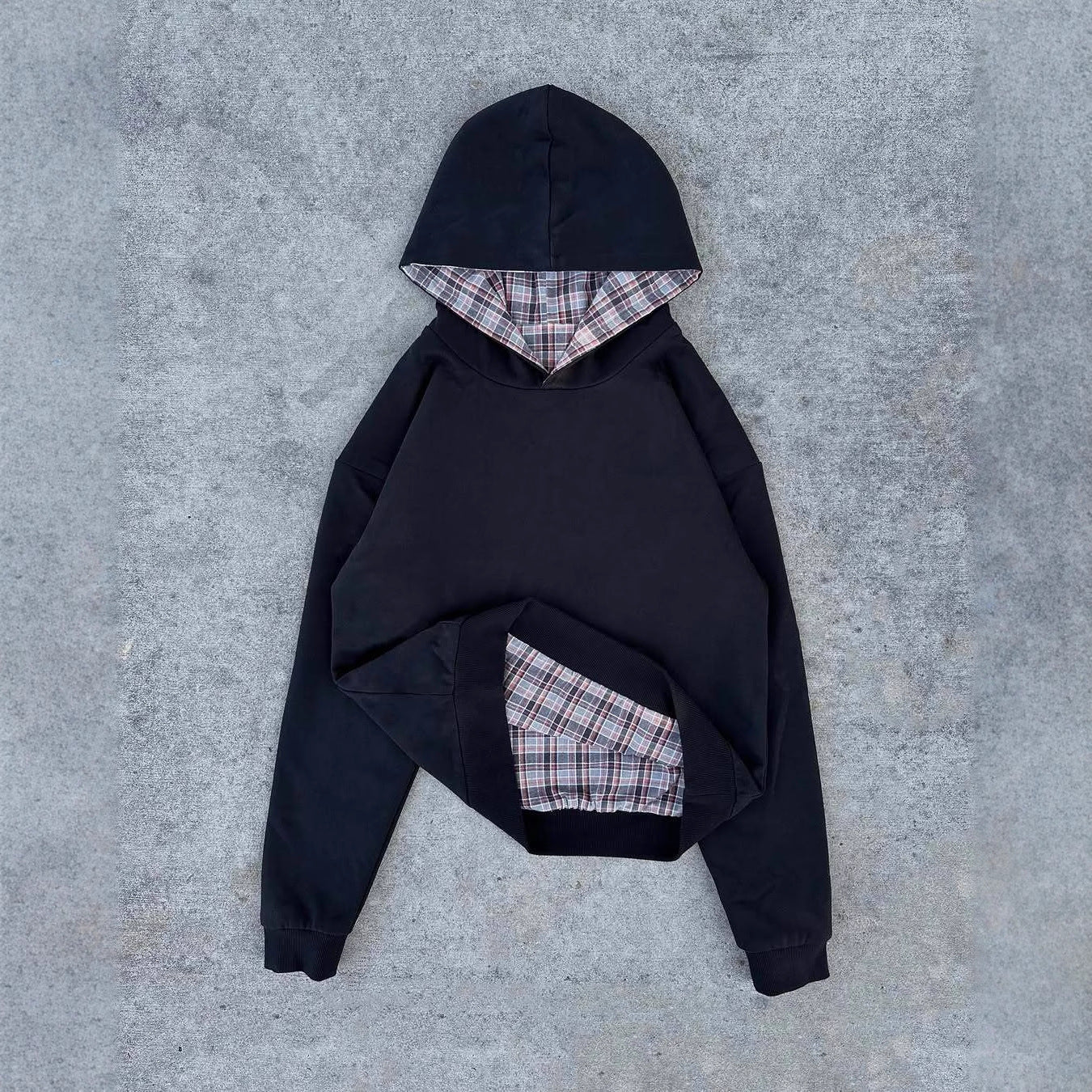 Damska bluza z kapturem z nowoczesnym wzorem w kratę Eloura-Moda
