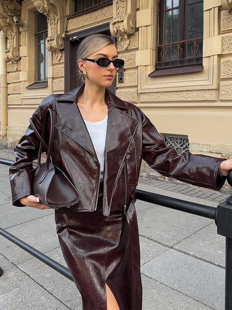 Sukienka skórzana inspirowana Damenatelier z taliowanym krojem i eleganckim paskiem Eloura-Moda
