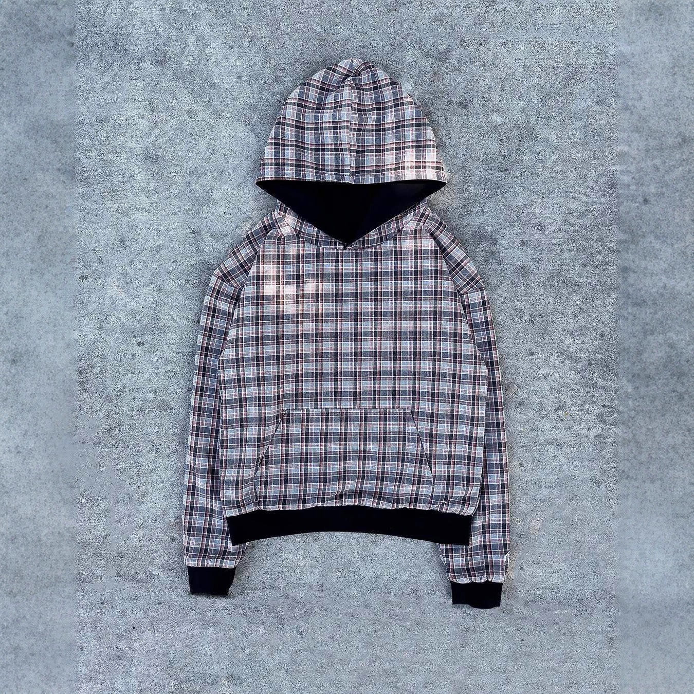Damska bluza z kapturem z nowoczesnym wzorem w kratę Eloura-Moda