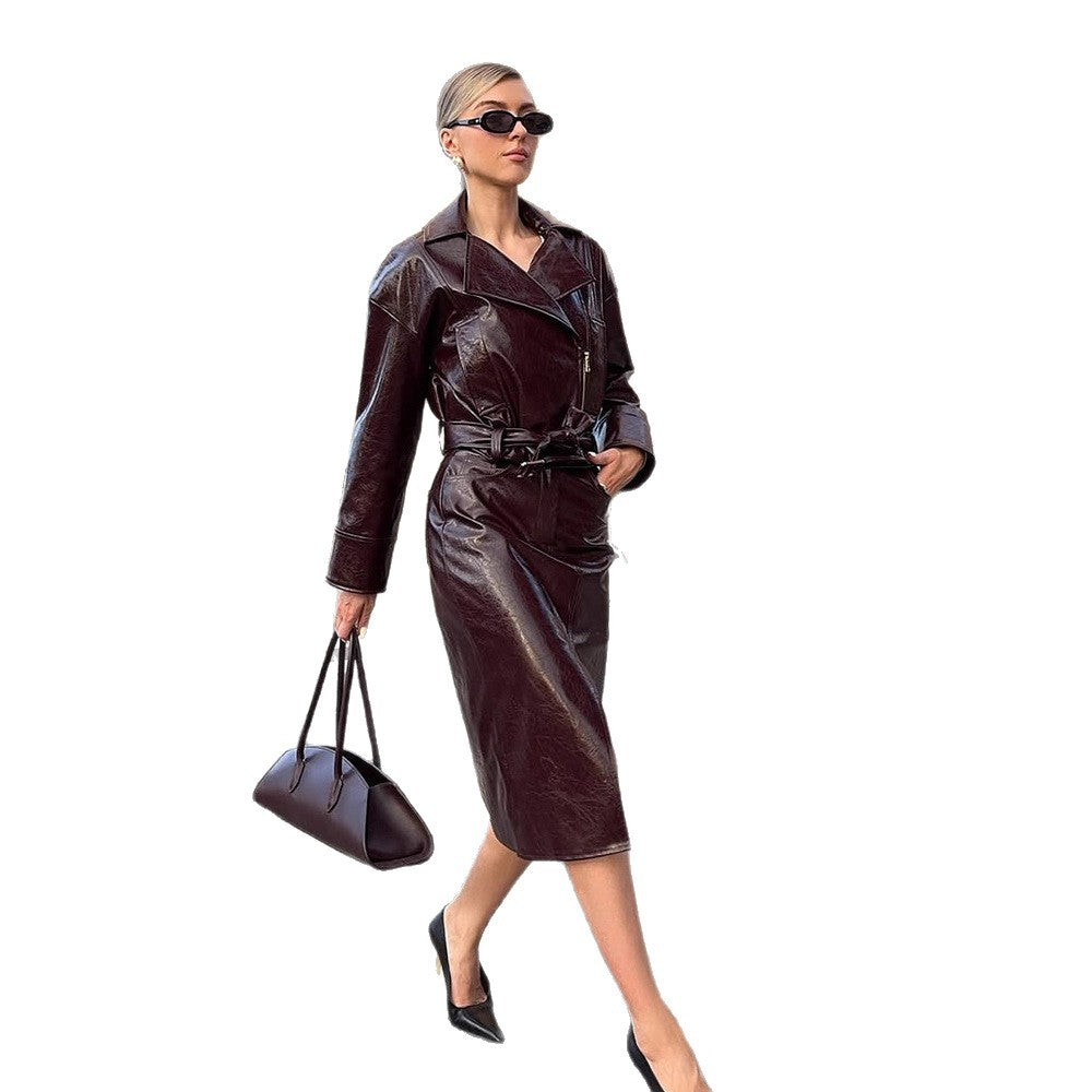 Sukienka skórzana inspirowana Damenatelier z taliowanym krojem i eleganckim paskiem Eloura-Moda