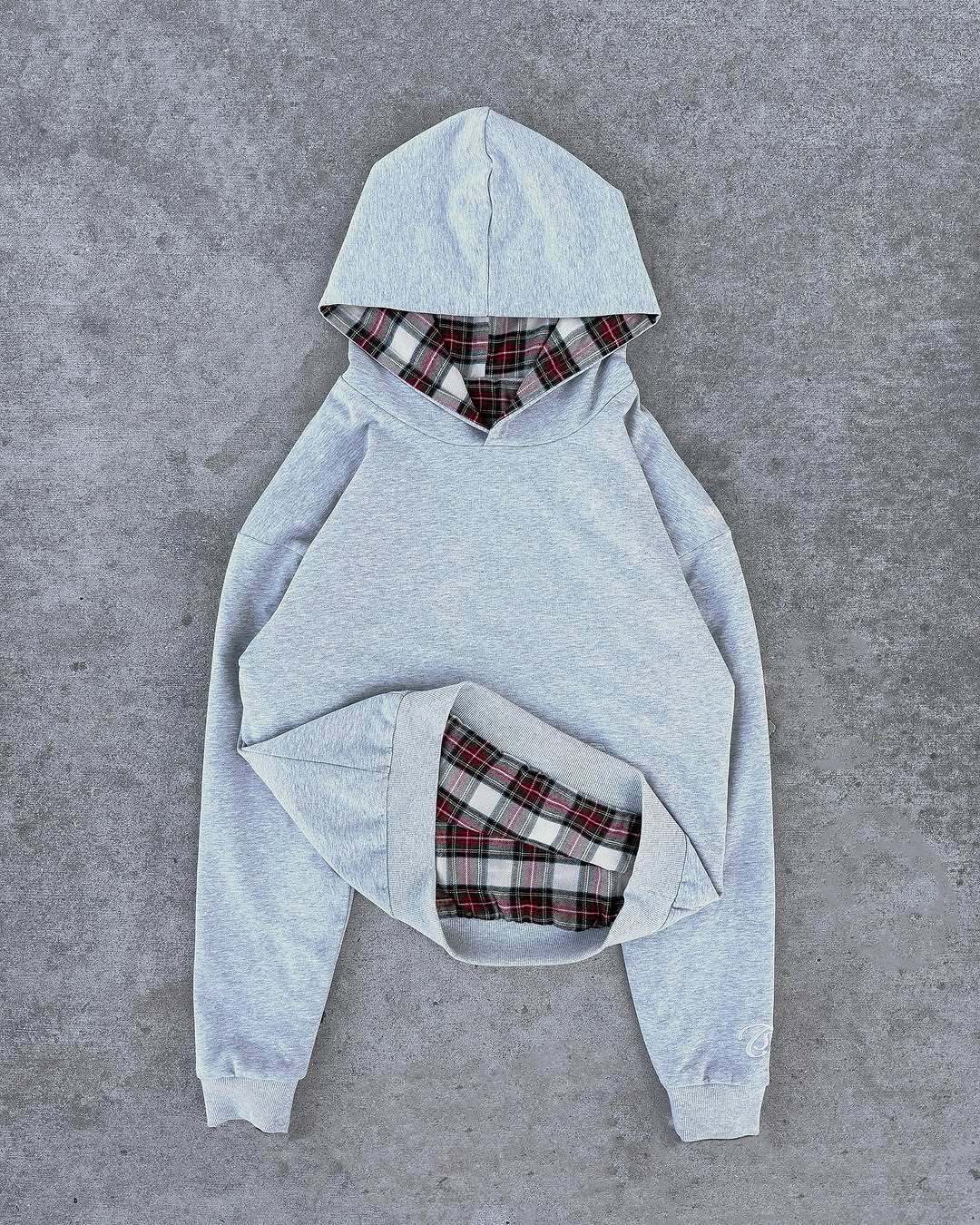 Damska bluza z kapturem z nowoczesnym wzorem w kratę Eloura-Moda