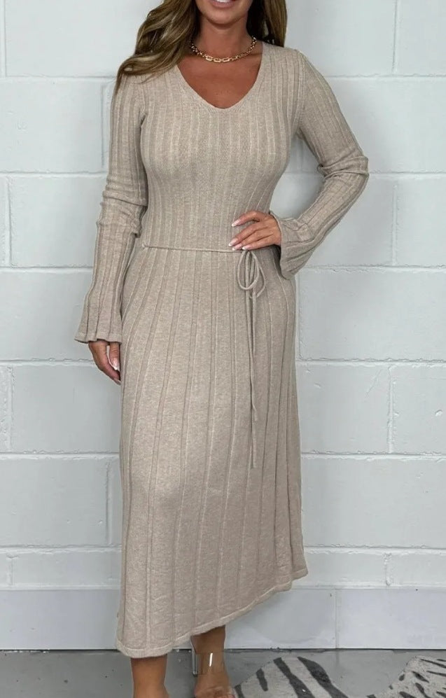 Sukienka maxi dzianinowa dla kobiet z dekoltem w serek i sznurkiem w talii Eloura-Moda