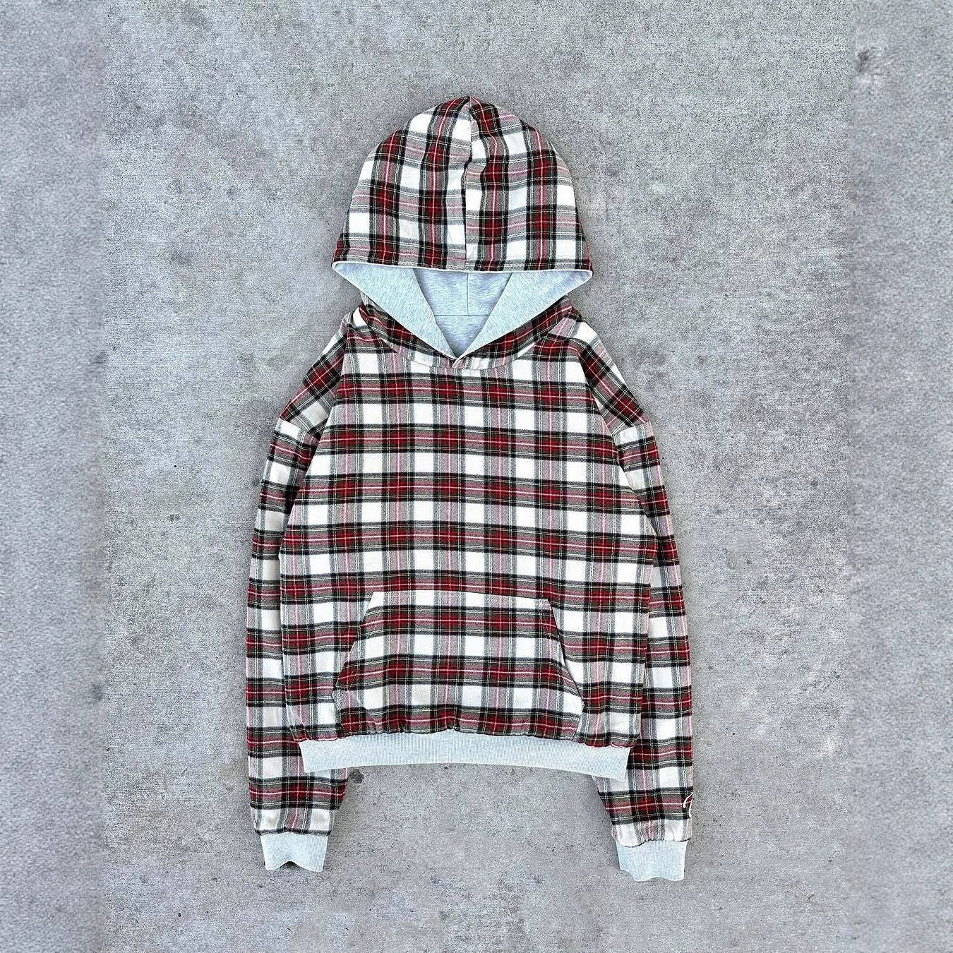 Damska bluza z kapturem z nowoczesnym wzorem w kratę Eloura-Moda