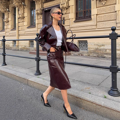 Sukienka skórzana inspirowana Damenatelier z taliowanym krojem i eleganckim paskiem Eloura-Moda