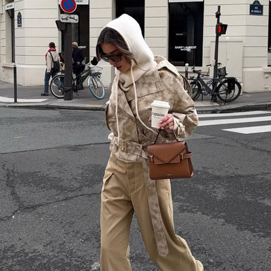 Stylowa damska kurtka trenchcoat z paskiem i kapturem Eloura-Moda