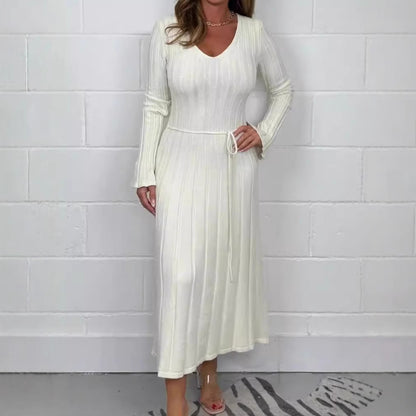 Sukienka maxi dzianinowa dla kobiet z dekoltem w serek i sznurkiem w talii Eloura-Moda