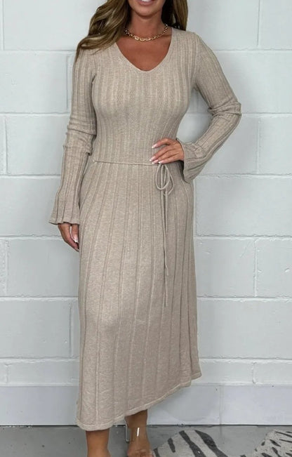 Sukienka maxi dzianinowa dla kobiet z dekoltem w serek i sznurkiem w talii Eloura-Moda