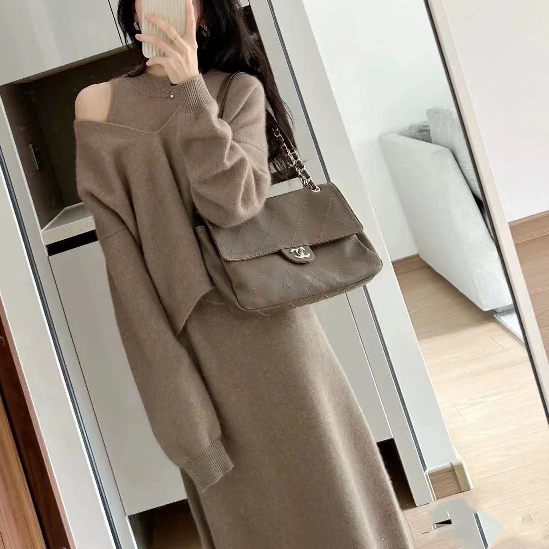 Sukienka dzianinowa dla kobiet z luźnym, oversized górnym krojem i elegancką spódnicą Eloura-Moda