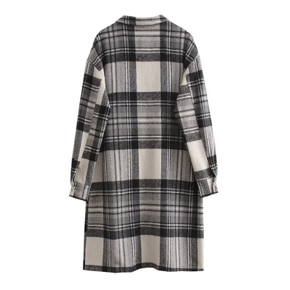 Sukienka oversize damska w kratę z praktycznymi kieszeniami na piersi i długimi rękawami Eloura-Moda
