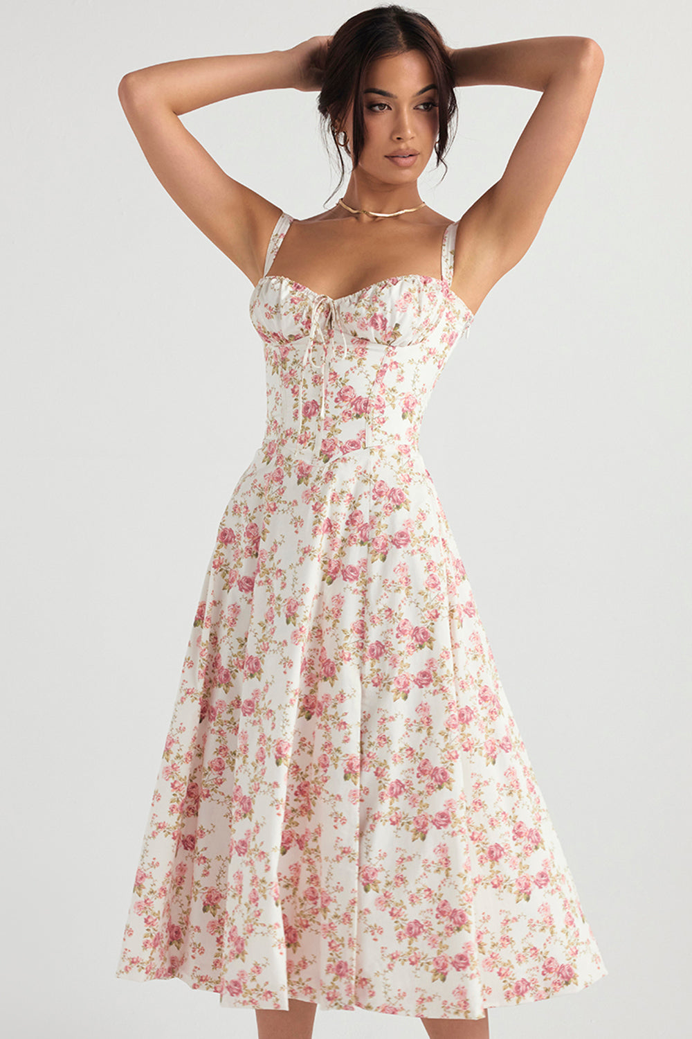 Frau in gelbem Sommerkleid mit Schlitz, ärmellos, elegantes Design, Modefotografie.