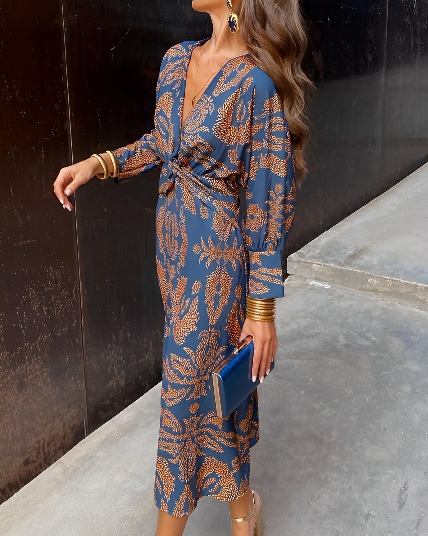 Elegant midi dress with tie and leaf pattern