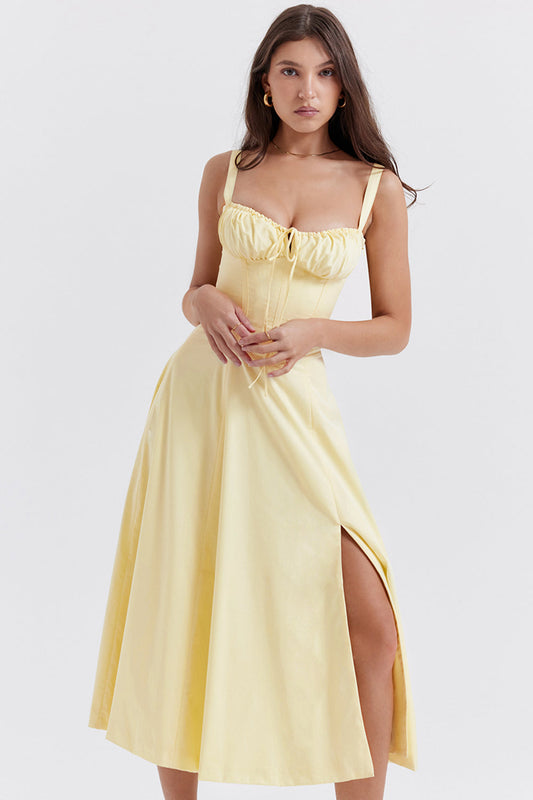 Frau in weiß-blauem Blumenkleid, Spaghettiträger, Sommermode, knielang, elegant.
